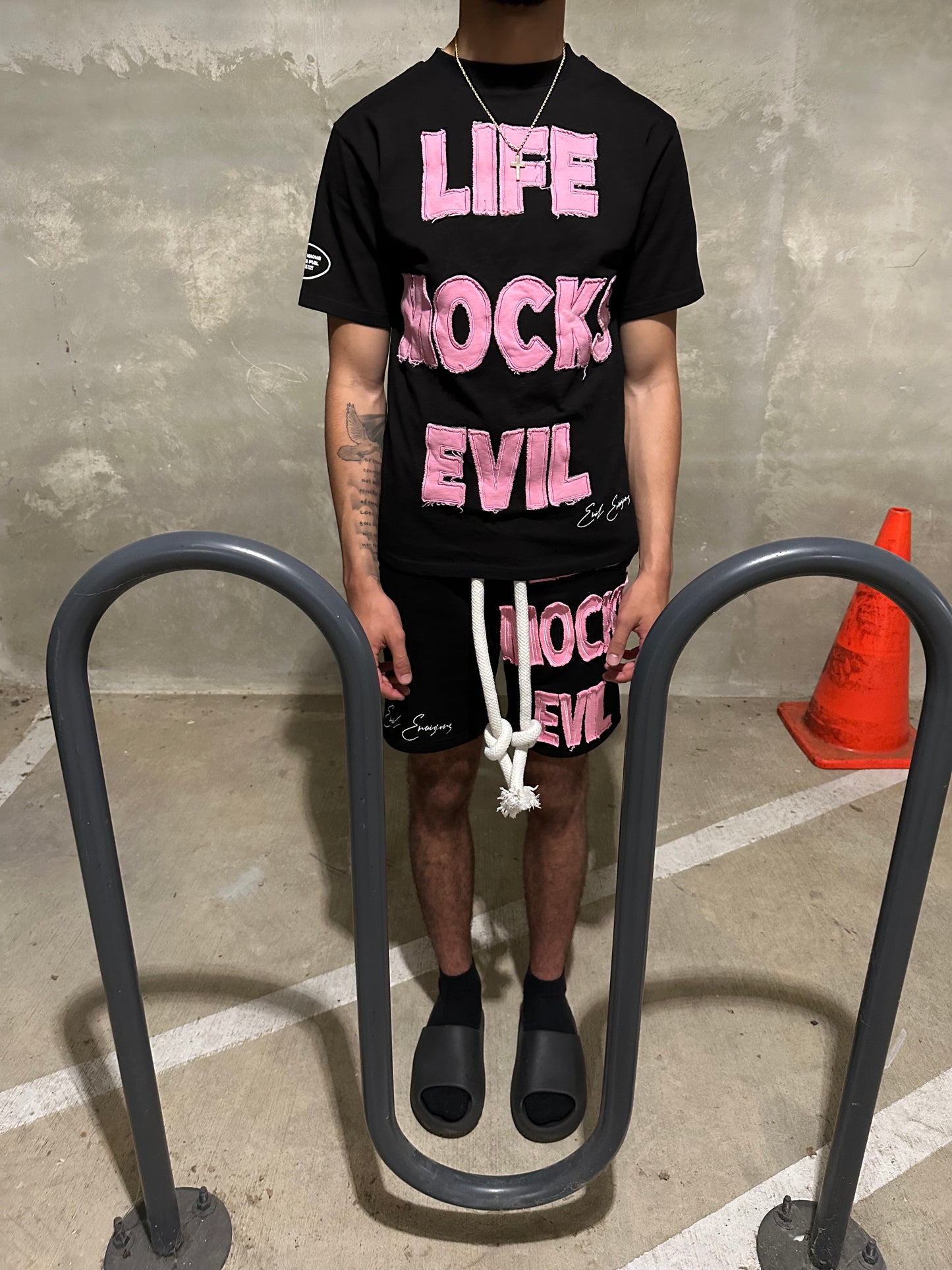 LIFE MOCKS EVIL T-SHIRT PINK